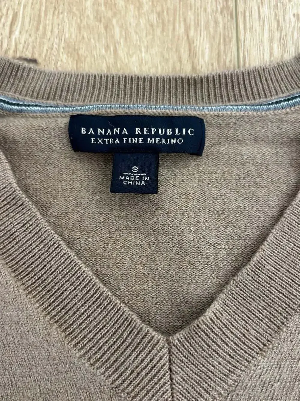 Banana Republic Extra Fine Merino Wool V-Neck Sweater Size S